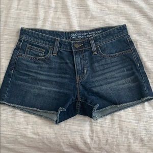 GAP SEXY BOYFRIEND SHORT. Size 2/26